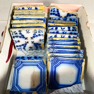 Lote de Cerámicas Antiguas Cuadrangulares con Diseños Variados - imagen 3