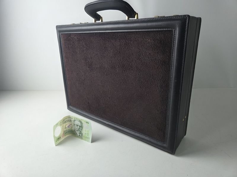 Lote siguiente: Maletín de cuero en excelente estado