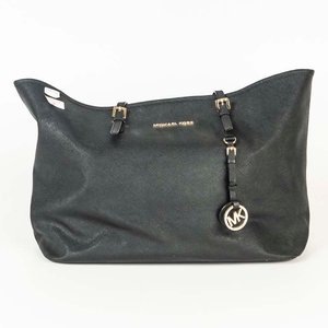 Lote siguiente: Bolso Negro Michael Kors con Apliques Dorados
