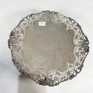 Dos Centros de Mesa Metálicos Labrados con Detalles Florales y Guirnaldas - imagen 3