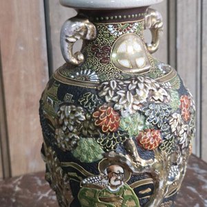 Florero Satsuma Antiguo con Relieve de Elefantes y Figuras Orientales - imagen 3