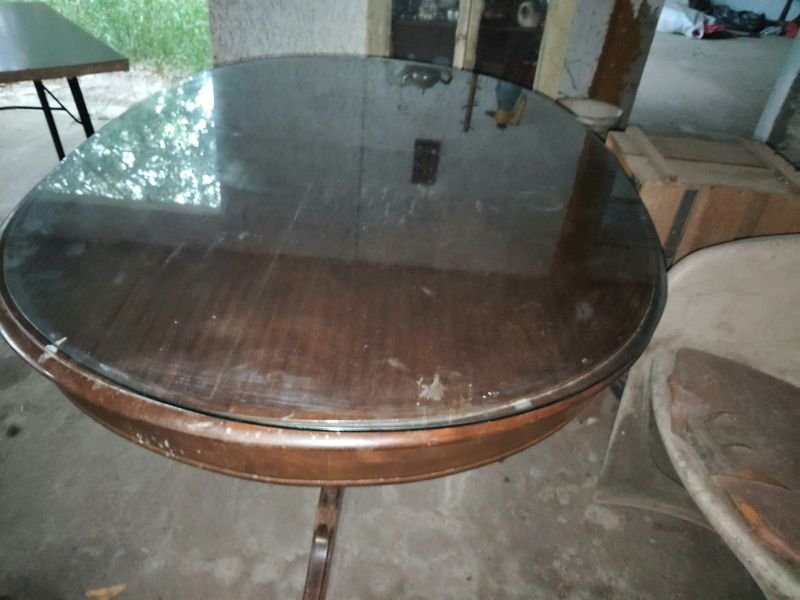 Mesa de Comedor Ovalada de Madera y Vidrio con 4 Sillas Tapizadas