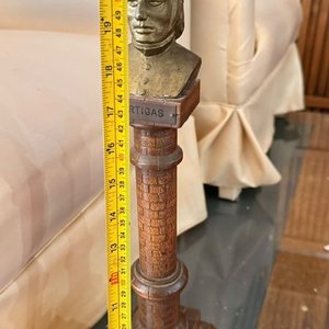 Busto de José Gervasio de Artigas en Cerámica y Madera - imagen 2