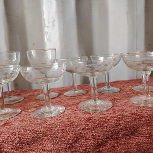 Lote de 8 Copas de Cristal con Grabados y Borde Dorado - imagen 3