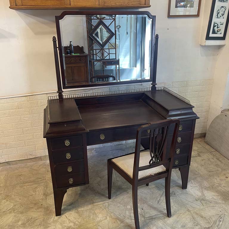 Lote anterior: Comoda inglesa en cedro con espejo biselado y silla tapizada - Medidas: 130x60x163cm