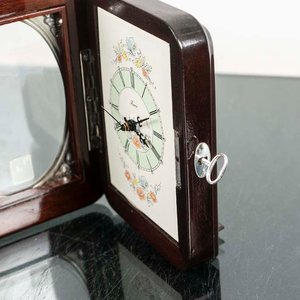 Reloj de Mesa con Baño de Plata y Detalles Florales - imagen 2