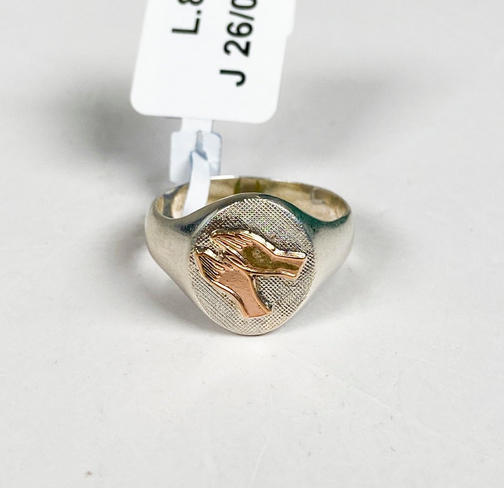 Anillo de plata y oro con diseño en oro