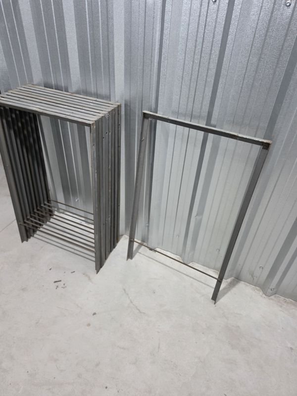 Estructura Metálica Gris para Cartelería, Caballetes y Mesas