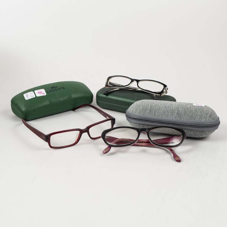 Lote siguiente: Tres pares de lentes con aumento y estuches en buen estado