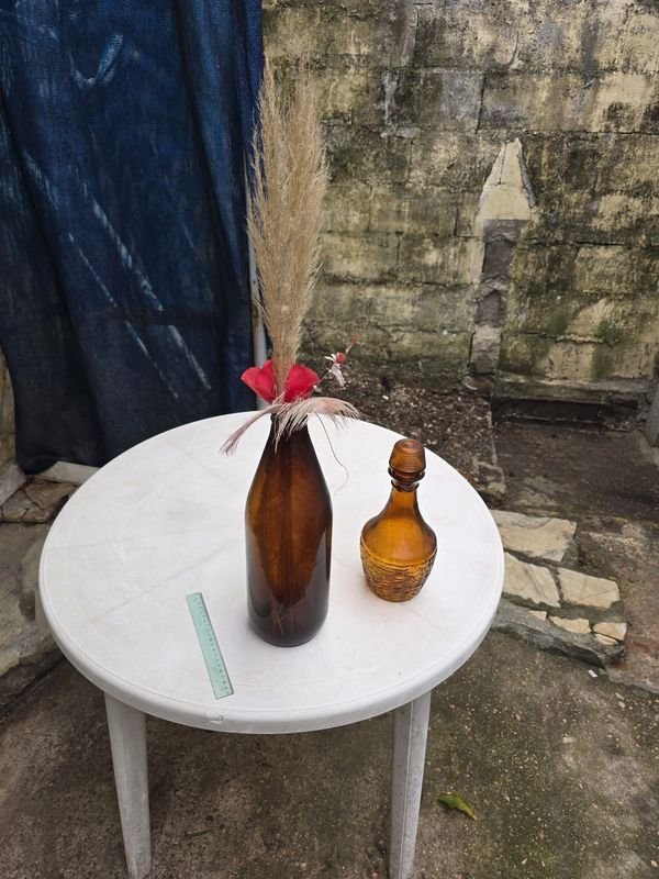 Dos Botellas Decorativas de Vidrio Ámbar - imagen 1