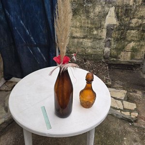 Dos Botellas Decorativas de Vidrio Ámbar - imagen 1