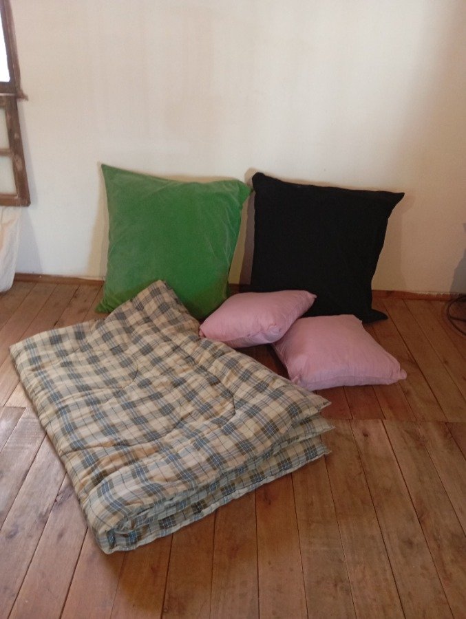 Lote siguiente: Frazada de 1 plaza y almohadones coloridos
