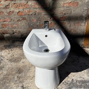 Bidet Blanco de Cerámica con Grifería Cromada - imagen 2