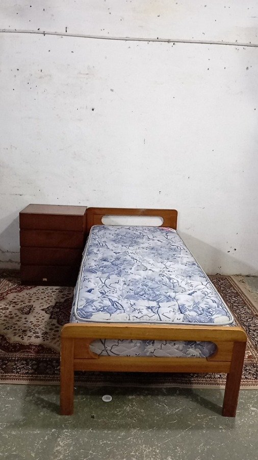 Lote siguiente: Cama de una plaza, mesa de luz y colchón de 1 p