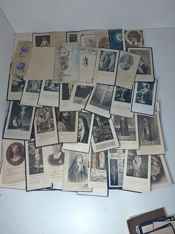 Colección de Postales Religiosas: Ilustraciones, Oraciones y Textos Sagrados