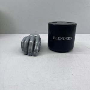 Lote siguiente: Hielera de Plástico Negra con Publicidad de Whisky Blenders y Mano Decorativa