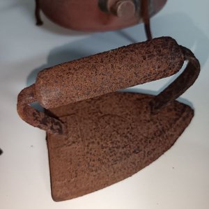 Dos Hornallas Primus y Dos Planchas de Hierro Antiguas - imagen 4