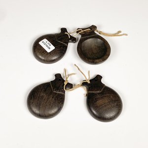 Lote siguiente: Dos Pares de Castañuelas de Madera Oscura