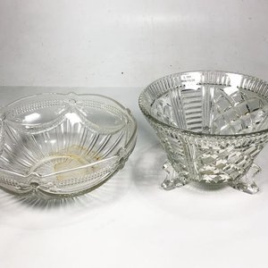 Lote anterior: Dos centros de mesa de cristal tallado, uno con fisura