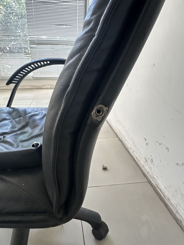 Silla de Oficina Usada con Cuero Negro y Ruedas - imagen 7