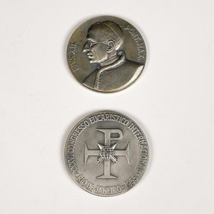Dos Medallas Metálicas Congreso Eucarístico Internacional Río de Janeiro 1955 con Estuche - imagen 1