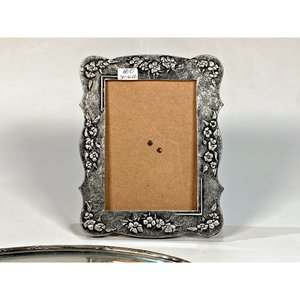 Portarretrato de Madera y Peltre con Decoración Floral y Bandeja Oval de Metal - imagen 3