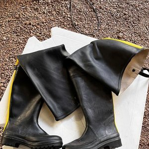 Lote anterior: Par de Botas de Goma Caña Alta Negra con Detalles Amarillos - Talle 40