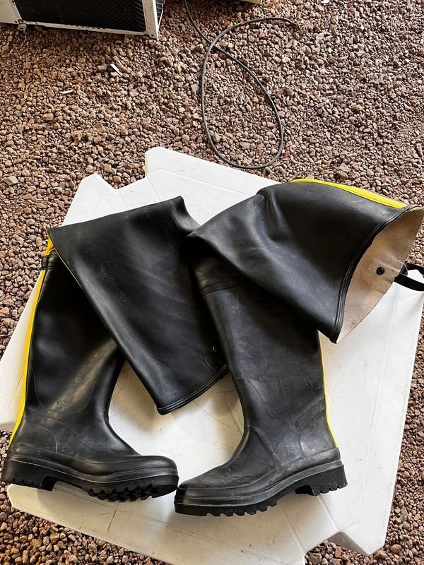 Par de Botas de Goma Caña Alta Negra con Detalles Amarillos - Talle 40