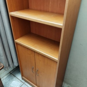 Estantería de madera con dos puertas inferiores - imagen 3