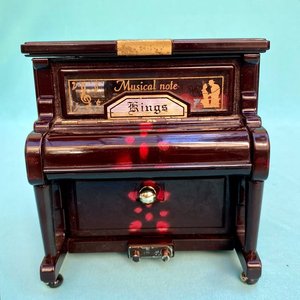 Alhajero musical con forma de piano. Funcionando.  Ver video. 13 cm x 10.5 cm x 14 cm. - imagen 7