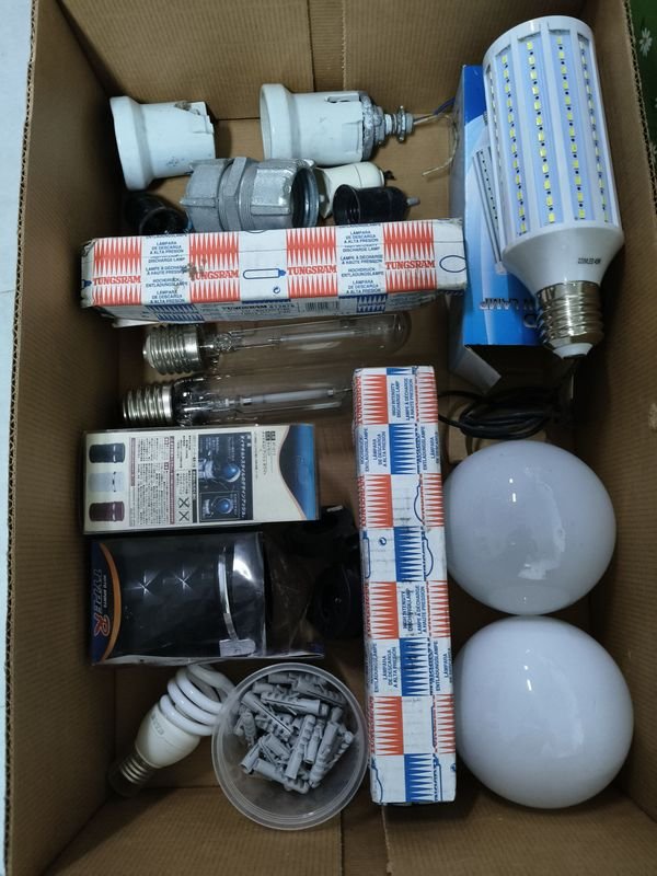 Lote de Varios Elementos Eléctricos y de Iluminación