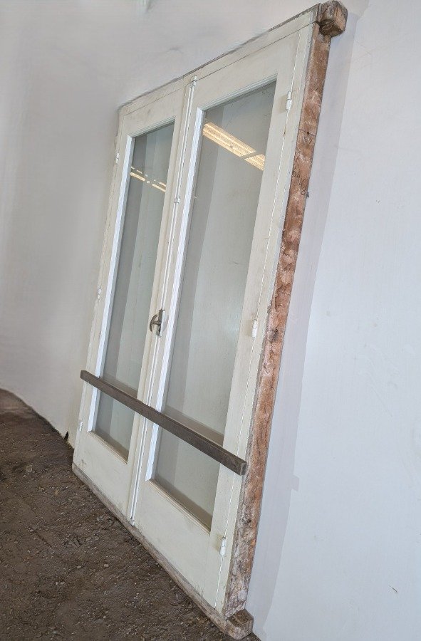 Puerta de madera con dos hojas batientes y marco en cedro - imagen 5