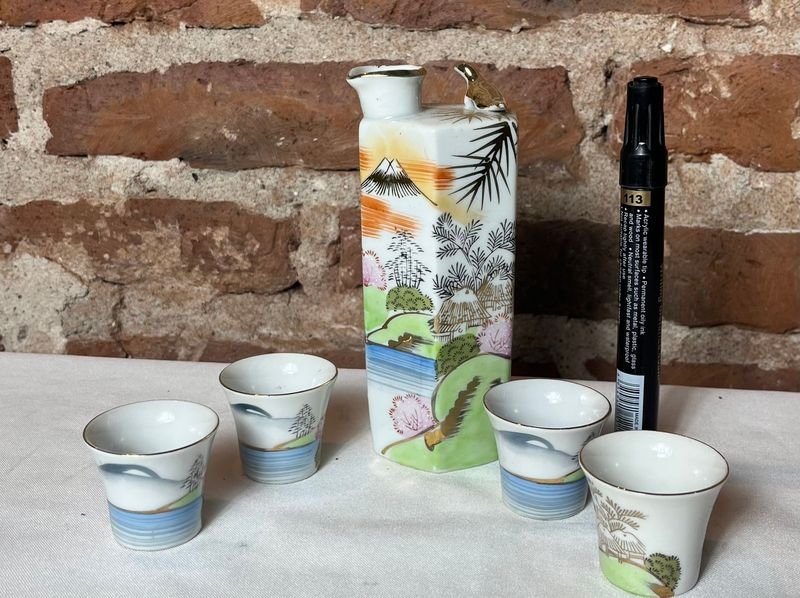 Juego de Sake de Porcelana Japonesa con Botella y 4 Vasitos