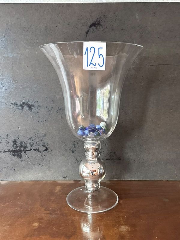 Copa de Vidrio Transparente con Base Plateada y Decoración Interior