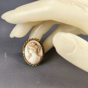 Lote de Joyería: Collar de Perlas Fantasía, Collar de Cristal de Roca y Prendedor Camafeo - imagen 4