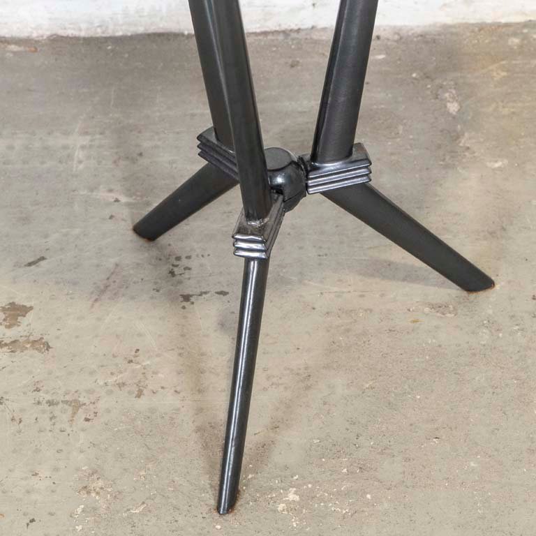Mesa de jardín de metal con tapa circular de vidrio y tres patas - imagen 2