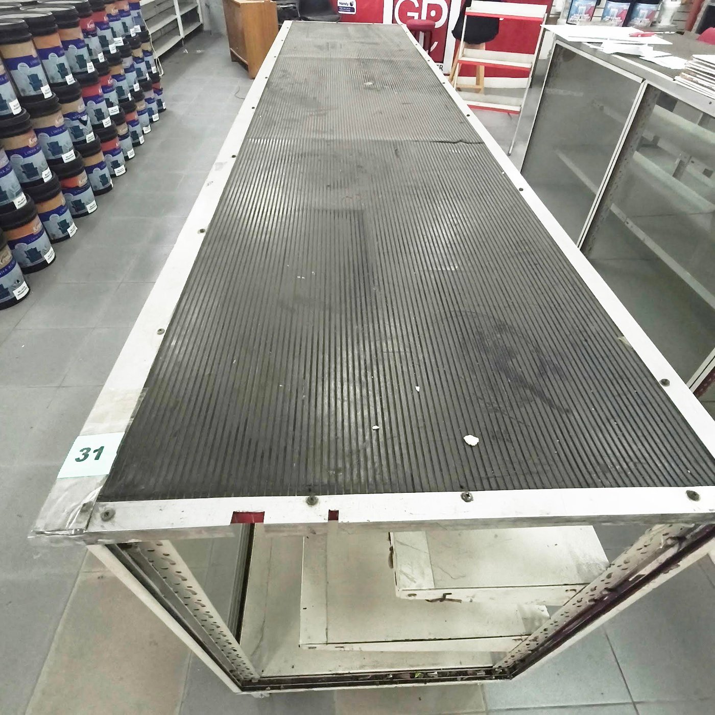 Mesa de Trabajo Larga Estructura Metálica Blanca Cubierta Acanalada Oscura