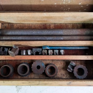 Terraja de Hierro con Dados y Manija en Caja de Madera - imagen 3