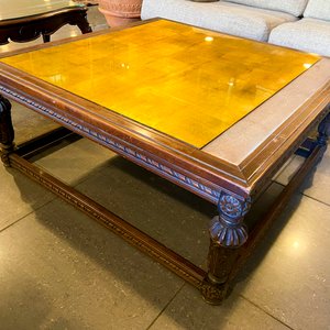 Mesa de Centro Antigua con Detalles Tallados y Tapa Dorada - imagen 1