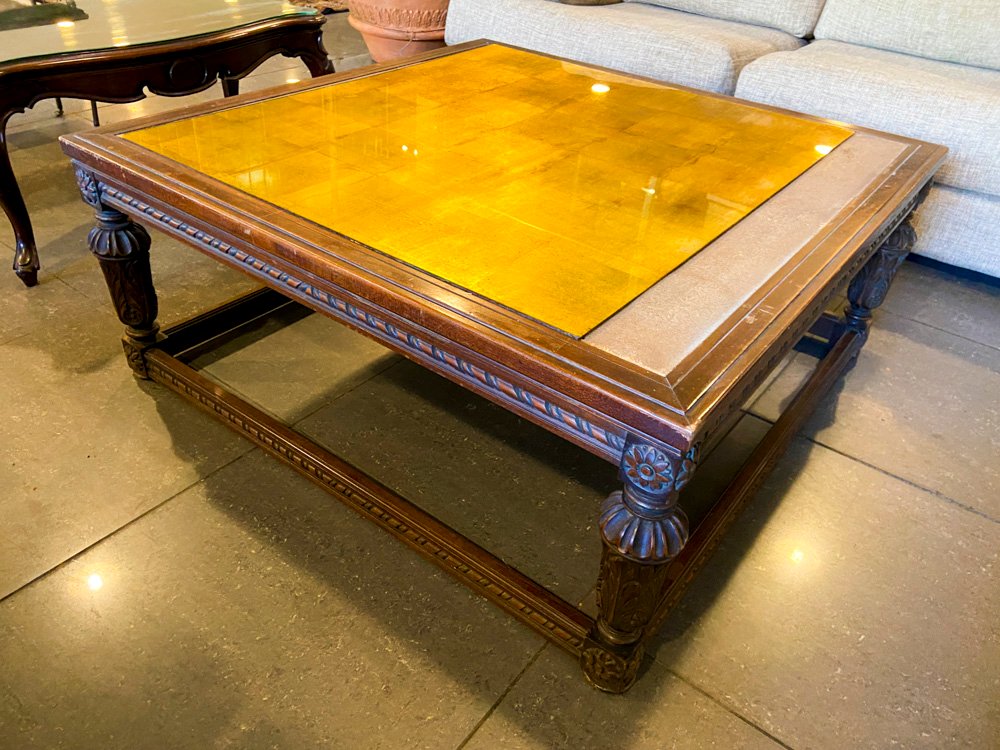 Mesa de Centro Antigua con Detalles Tallados y Tapa Dorada