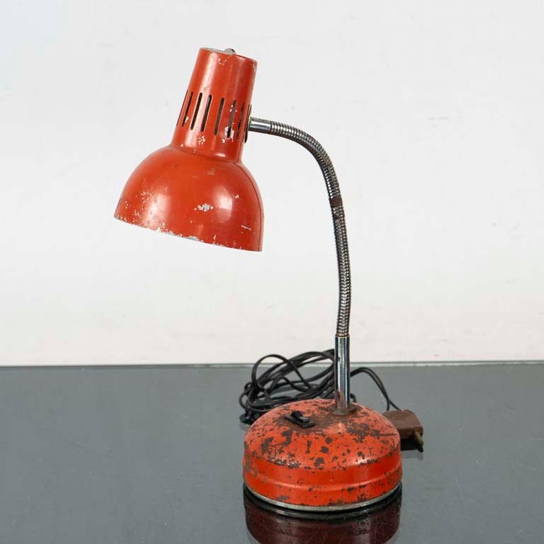 Lote siguiente: Lámpara de mesa vintage con brazo flexible y detalles