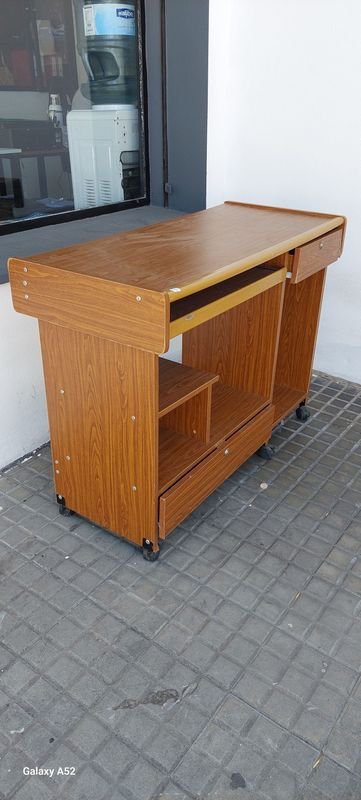 Escritorio en buen estado, mesa de trabajo con estantería y cajones - imagen 2