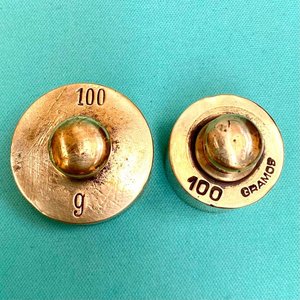 3 antiguas pesas , 1 de un kilo y 2 de 100 gramos. - imagen 7