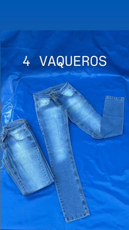 Vaqueros azules de talle S en buen estado - imagen 1