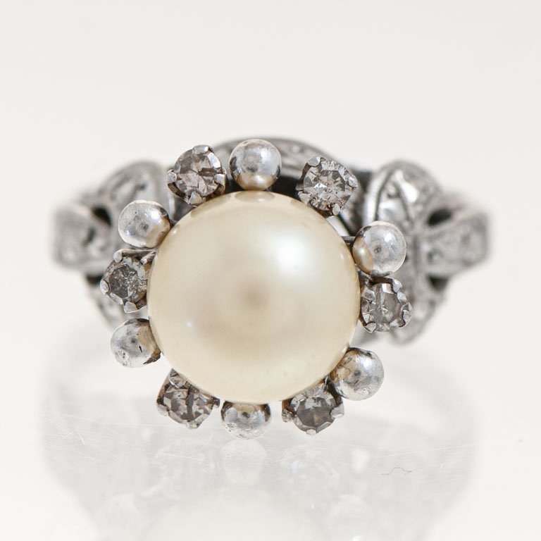 Lote siguiente: Anillo de platino con perla y brillantes