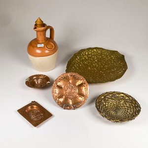 Lote de 6 piezas: Porrón de cerámica, despojador y ceniceros de cobre, y plato decorativo - imagen 2