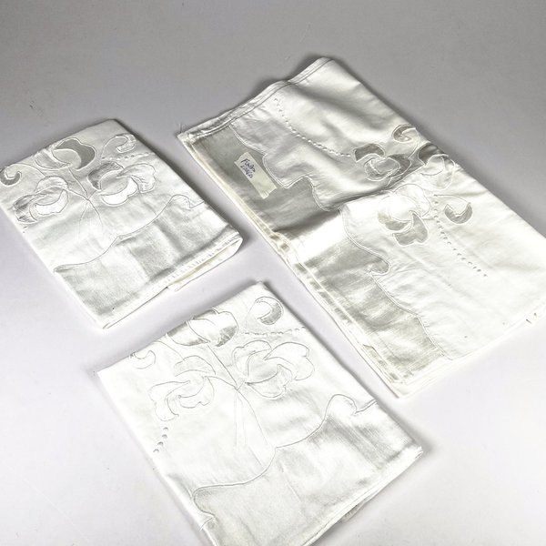 Juego de Sábanas Blancas con Bordado Floral y Fundas
