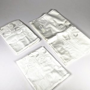 Lote siguiente: Juego de Sábanas Blancas con Bordado Floral y Fundas
