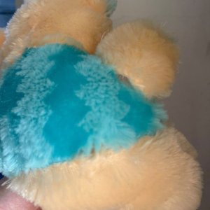Oso de Peluche Beige y Celeste con Lazo Rosa - imagen 2