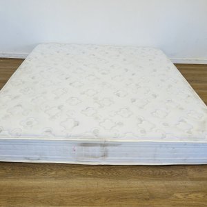 Lote anterior: Colchón King Size con Resortes 180x200x23cm